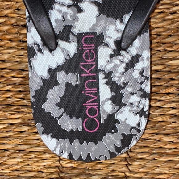 Calvin Klein Sarmine Sandal Black/Pink Logo - Picture 6 of 10